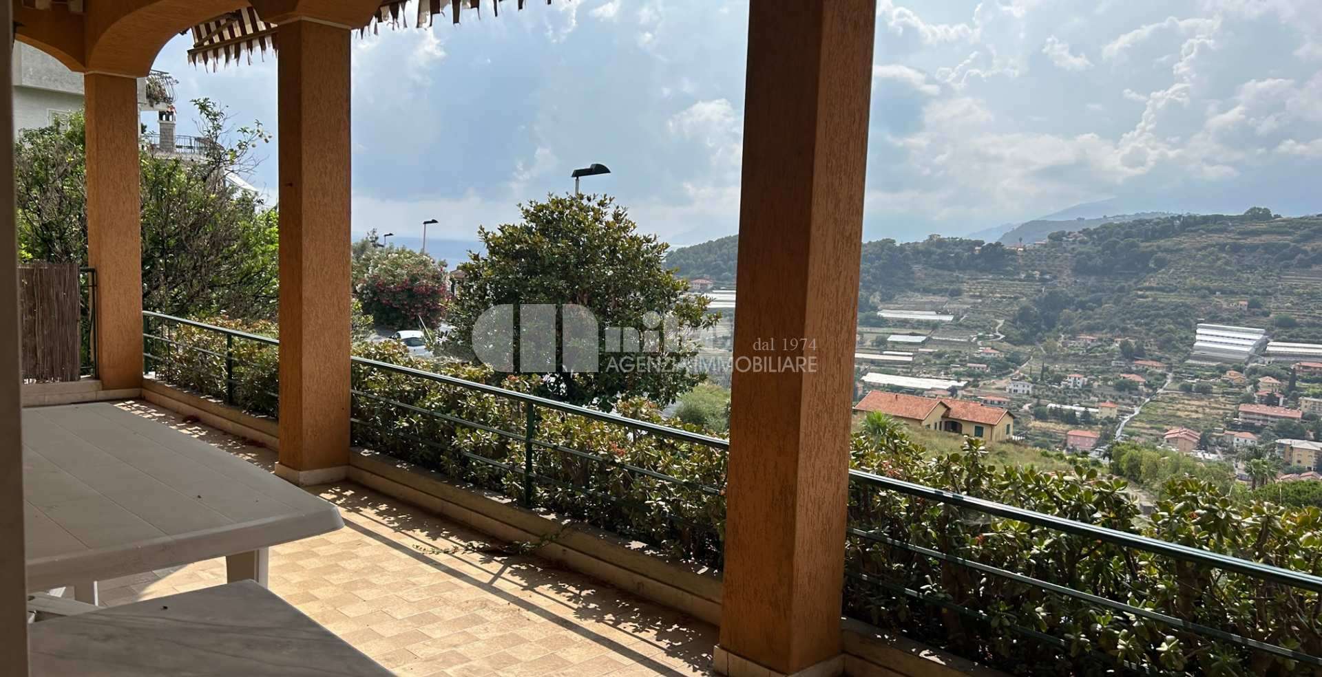 Trilocale con giardino e vista mare