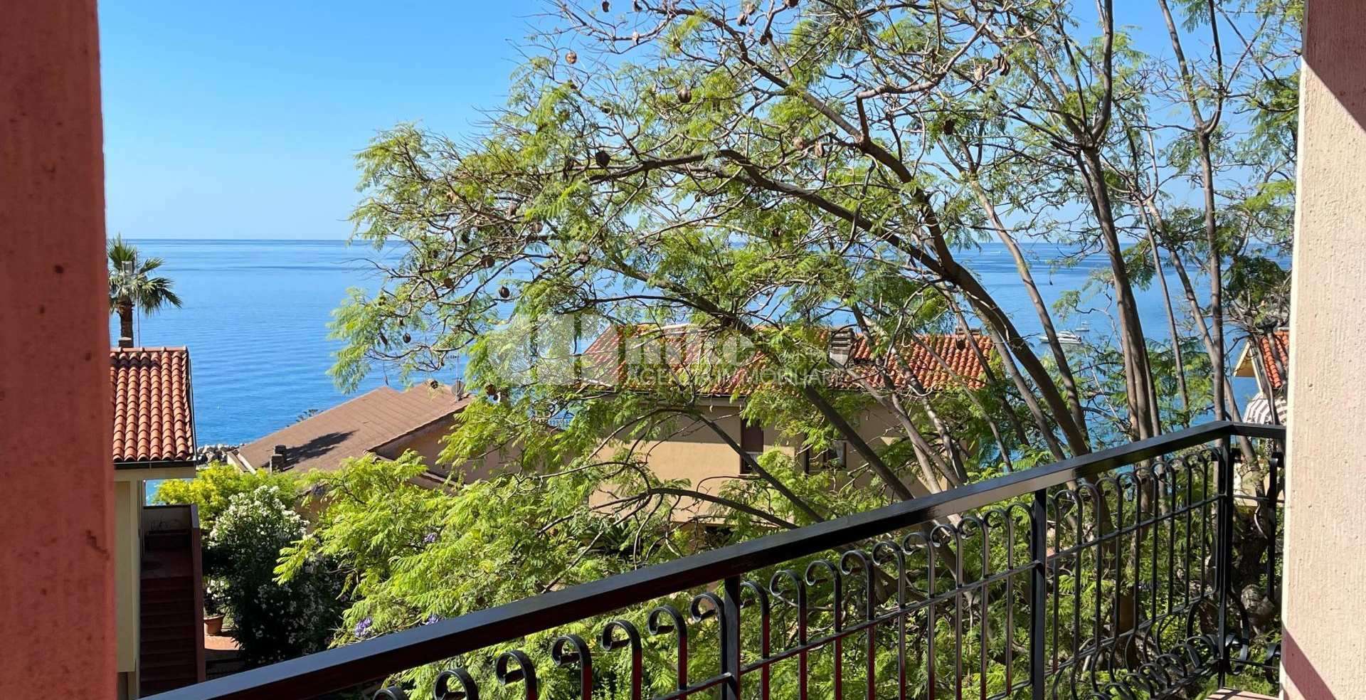 Appartamento con terrazza vista mare e giardino