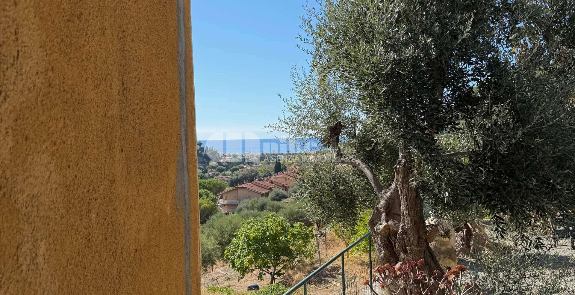 Villa in collina con vista mare