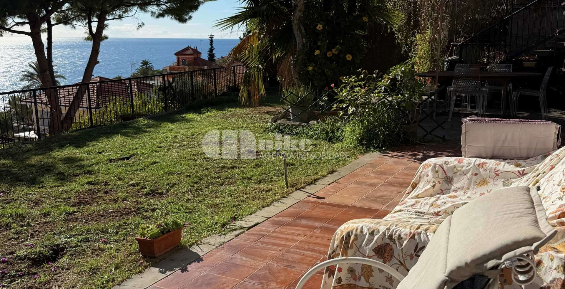 Trilocale con giardino vista mare