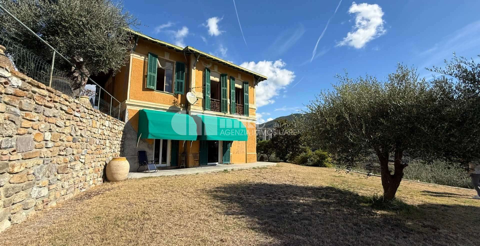 Villa in collina con vista mare