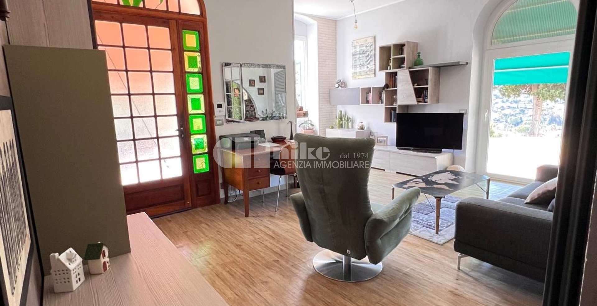 Villa in collina con vista mare