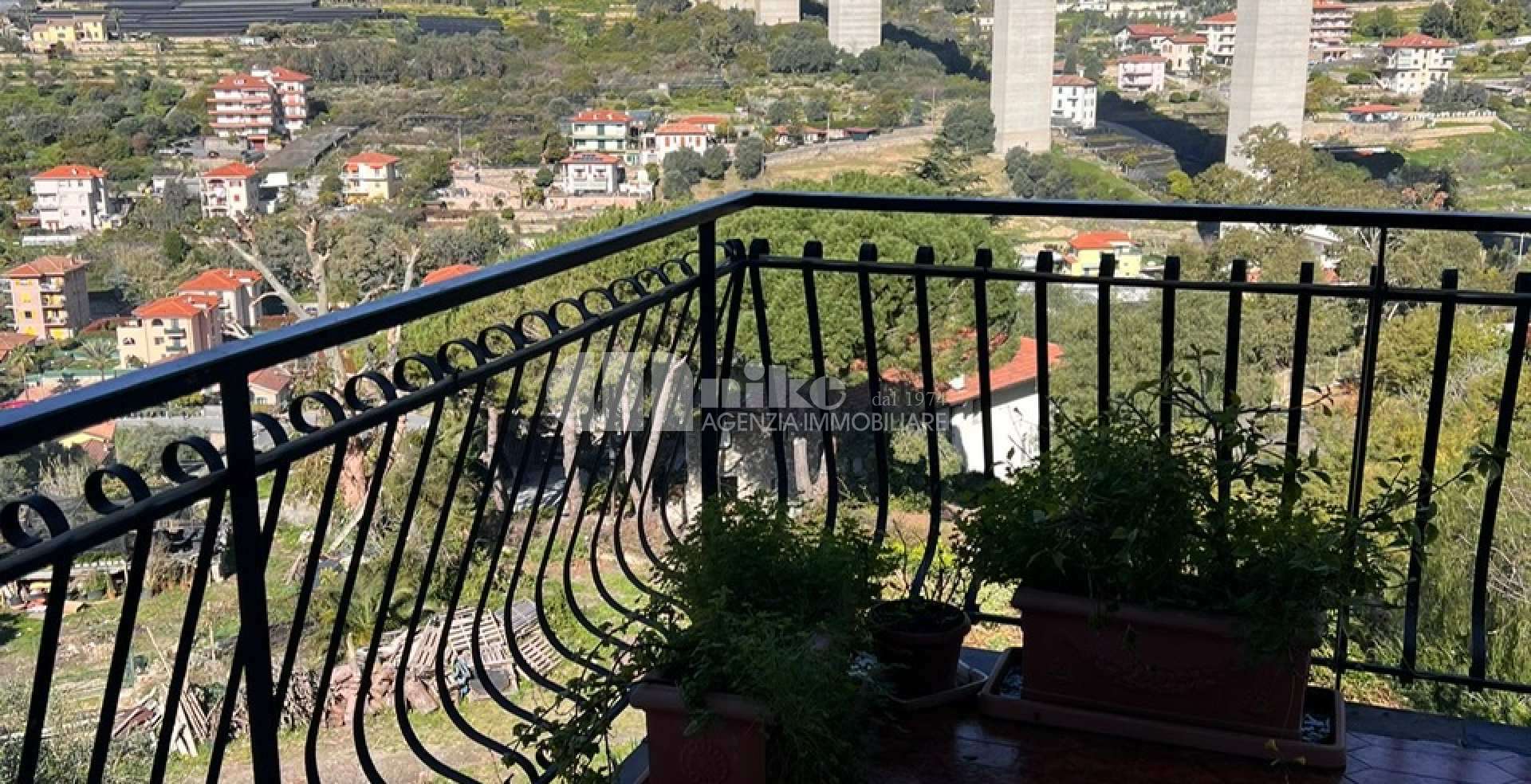 Appartamento collinare, terrazza vista mare e piscina condominiale