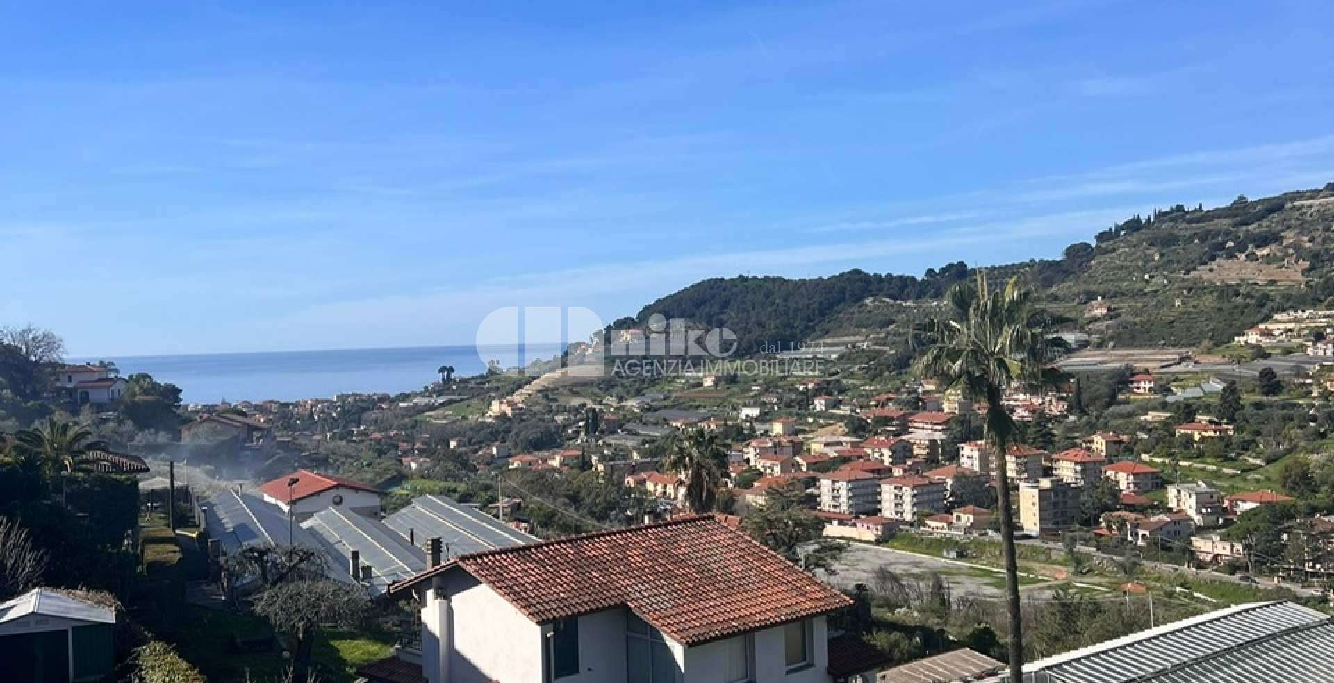 Appartamento collinare, terrazza vista mare e piscina condominiale