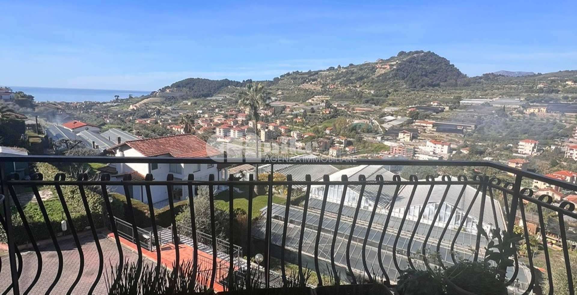 Appartamento collinare, terrazza vista mare e piscina condominiale