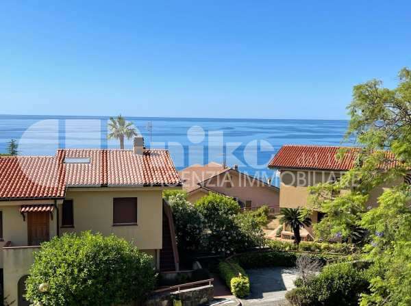 Appartamento con terrazza vista mare e giardino