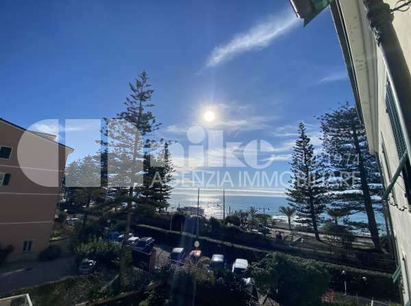 Appartamento in posizione centrale con vista mare