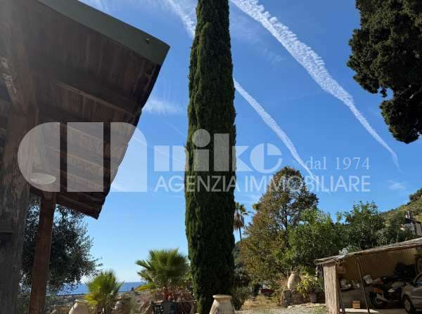 Villa in collina con vista mare