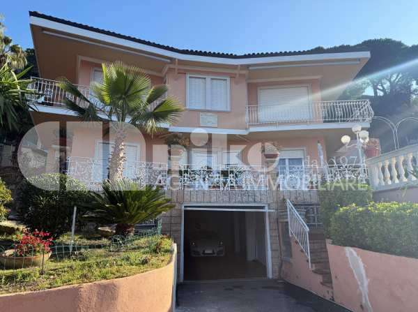 Villa unifamiliare Con piscina e vista mare