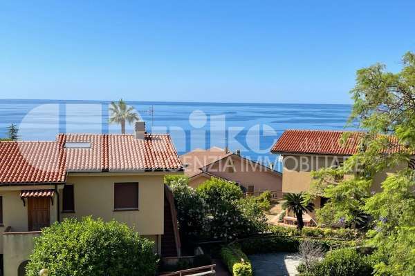 Appartamento con terrazza vista mare e giardino thumbnail