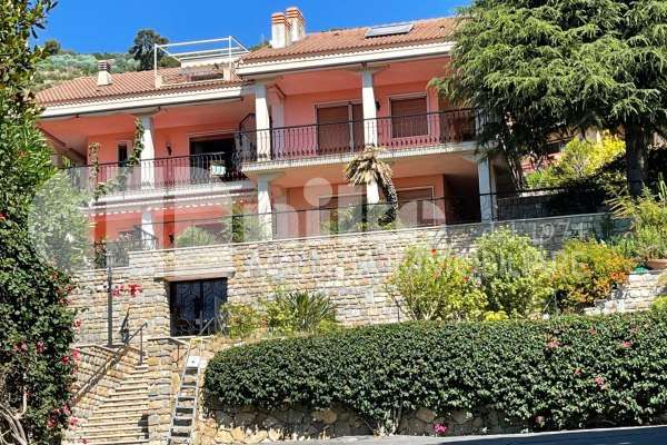 Appartamento con terrazza vista mare e giardino thumbnail
