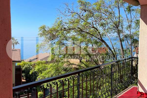 Appartamento con terrazza vista mare e giardino thumbnail