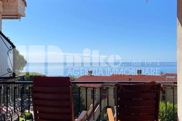 Appartamento con terrazza vista mare e giardino thumbnail