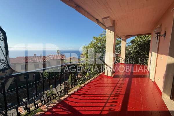 Appartamento con terrazza vista mare e giardino thumbnail