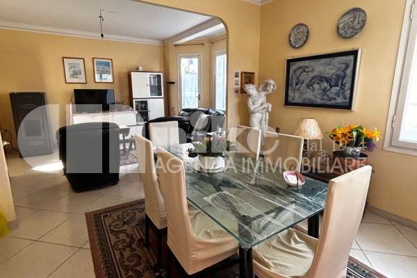 Villa in posizione centrale thumbnail