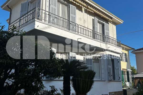 Villa in posizione centrale thumbnail