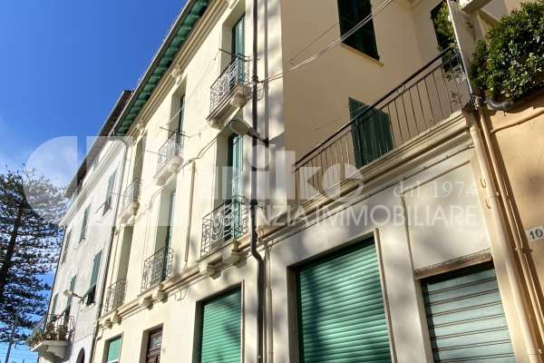 Appartamento in posizione centrale con vista mare thumbnail