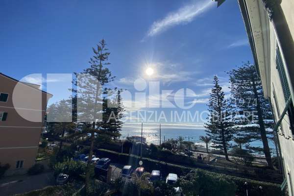 Appartamento in posizione centrale con vista mare thumbnail