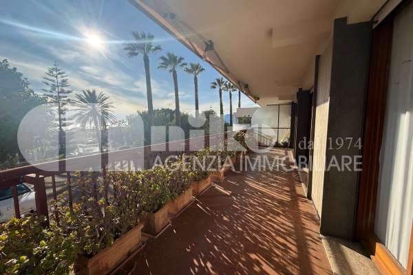 Trilocale vista mare thumbnail