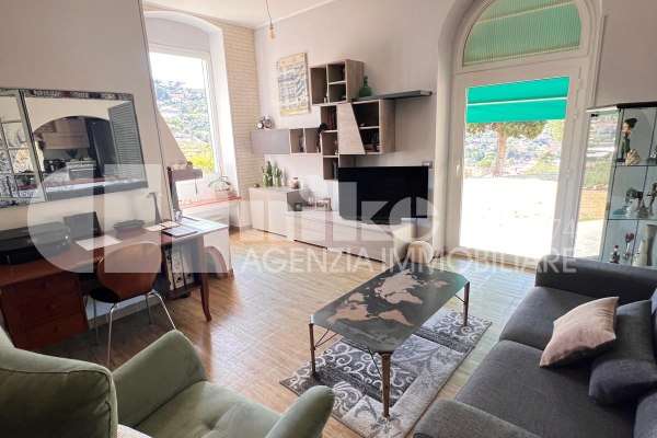 Villa in collina con vista mare thumbnail