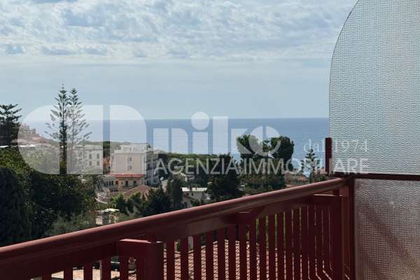 Quadrilocale vista mare con piscina condominiale thumbnail