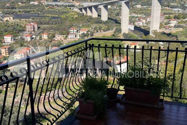 Appartamento collinare, terrazza vista mare e piscina condominiale thumbnail