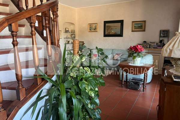 Appartamento collinare, terrazza vista mare e piscina condominiale thumbnail