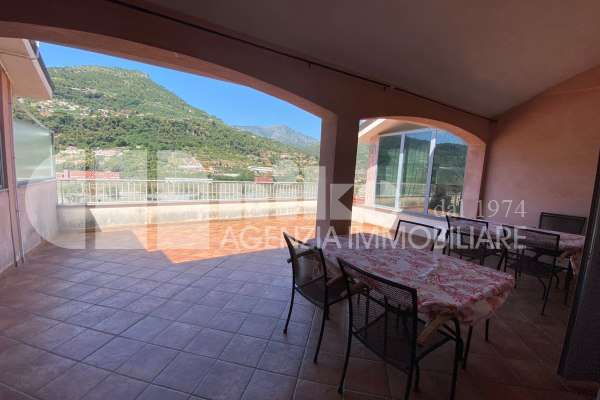 Casa con terrazza thumbnail