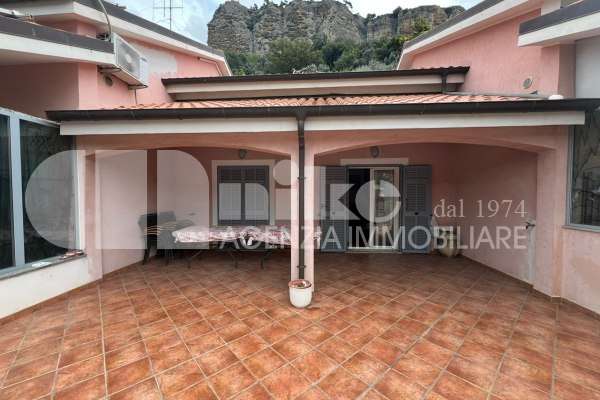 Casa con terrazza thumbnail