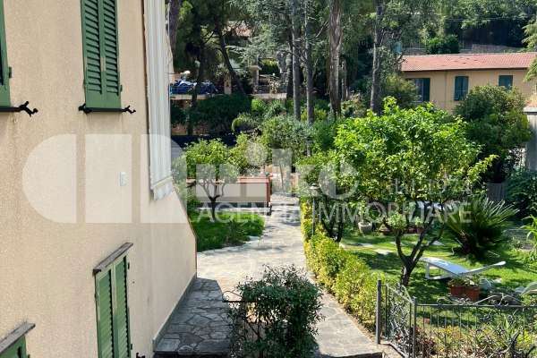Trilocale con giardino thumbnail