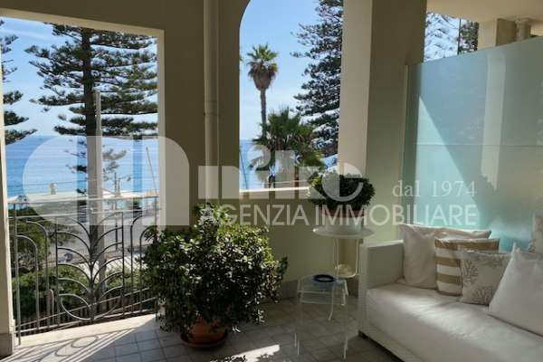 Trilocale di Lusso a Bordighera - Fronte Mare thumbnail